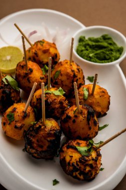 Tandır aloo Hint baharatları ile kavrulmuş patates vardır. Yeşil chutney ile servis edilen bir parti mezesi. seçici odaklama