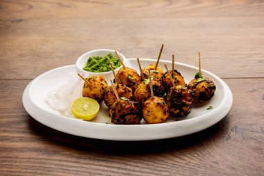 Tandır aloo Hint baharatları ile kavrulmuş patates vardır. Yeşil chutney ile servis edilen bir parti mezesi. seçici odaklama