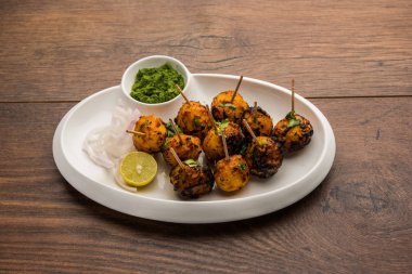 Tandır aloo Hint baharatları ile kavrulmuş patates vardır. Yeşil chutney ile servis edilen bir parti mezesi. seçici odaklama