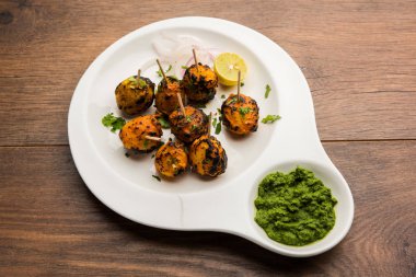 Tandır aloo Hint baharatları ile kavrulmuş patates vardır. Yeşil chutney ile servis edilen bir parti mezesi. seçici odaklama