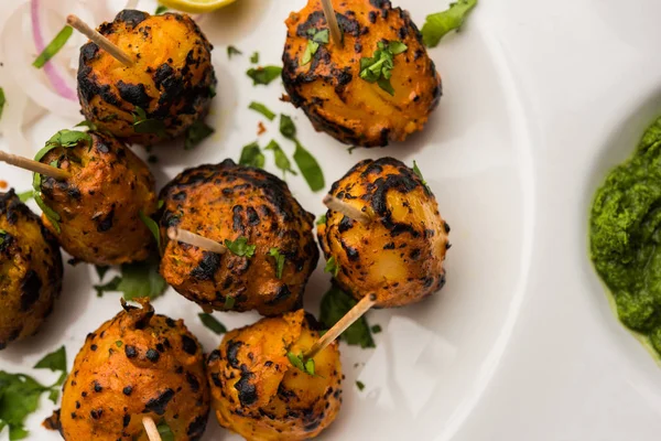 Tandır aloo Hint baharatları ile kavrulmuş patates vardır. Yeşil chutney ile servis edilen bir parti mezesi. seçici odaklama