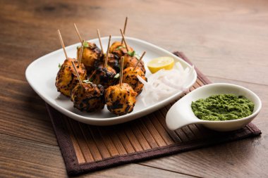 Tandır aloo Hint baharatları ile kavrulmuş patates vardır. Yeşil chutney ile servis edilen bir parti mezesi. seçici odaklama