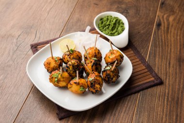 Tandır aloo Hint baharatları ile kavrulmuş patates vardır. Yeşil chutney ile servis edilen bir parti mezesi. seçici odaklama