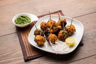 Tandır aloo Hint baharatları ile kavrulmuş patates vardır. Yeşil chutney ile servis edilen bir parti mezesi. seçici odaklama