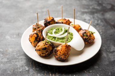 Tandır aloo Hint baharatları ile kavrulmuş patates vardır. Yeşil chutney ile servis edilen bir parti mezesi. seçici odaklama