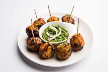 Tandır aloo Hint baharatları ile kavrulmuş patates vardır. Yeşil chutney ile servis edilen bir parti mezesi. seçici odaklama