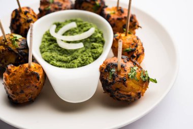 Tandır aloo Hint baharatları ile kavrulmuş patates vardır. Yeşil chutney ile servis edilen bir parti mezesi. seçici odaklama