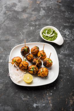 Tandır aloo Hint baharatları ile kavrulmuş patates vardır. Yeşil chutney ile servis edilen bir parti mezesi. seçici odaklama