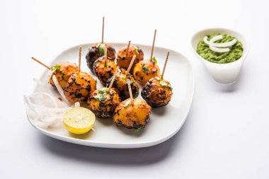 Tandır aloo Hint baharatları ile kavrulmuş patates vardır. Yeşil chutney ile servis edilen bir parti mezesi. seçici odaklama