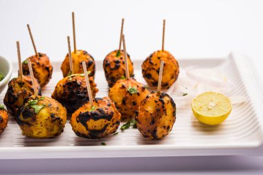 Tandır aloo Hint baharatları ile kavrulmuş patates vardır. Yeşil chutney ile servis edilen bir parti mezesi. seçici odaklama