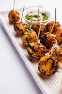 Tandır aloo Hint baharatları ile kavrulmuş patates vardır. Yeşil chutney ile servis edilen bir parti mezesi. seçici odaklama