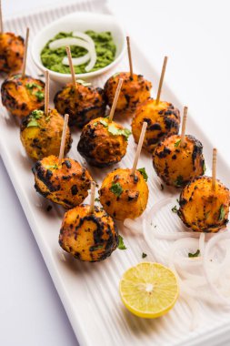 Tandır aloo Hint baharatları ile kavrulmuş patates vardır. Yeşil chutney ile servis edilen bir parti mezesi. seçici odaklama