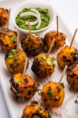 Tandır aloo Hint baharatları ile kavrulmuş patates vardır. Yeşil chutney ile servis edilen bir parti mezesi. seçici odaklama