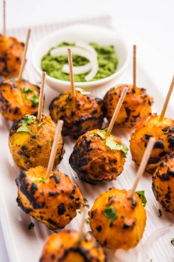 Tandır aloo Hint baharatları ile kavrulmuş patates vardır. Yeşil chutney ile servis edilen bir parti mezesi. seçici odaklama