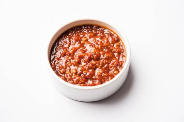 Schezwan Sosu / Szechuan turşusu Çin tarifinin önemli bir bileşenidir. Bir kasede servis edilir, izole edilmiş. seçici odak