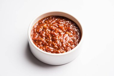 Schezwan Sosu / Szechuan turşusu Çin tarifinin önemli bir bileşenidir. Bir kasede servis edilir, izole edilmiş. seçici odak