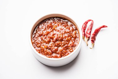 Schezwan Sosu / Szechuan turşusu Çin tarifinin önemli bir bileşenidir. Bir kasede servis edilir, izole edilmiş. seçici odak