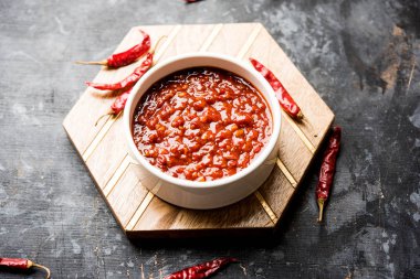 Schezwan Sosu / Szechuan turşusu Çin tarifinin önemli bir bileşenidir. Bir kasede servis edilir, izole edilmiş. seçici odak