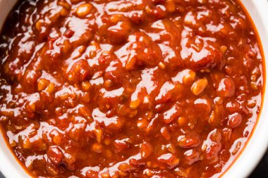 Schezwan Sosu / Szechuan turşusu Çin tarifinin önemli bir bileşenidir. Bir kasede servis edilir, izole edilmiş. seçici odak