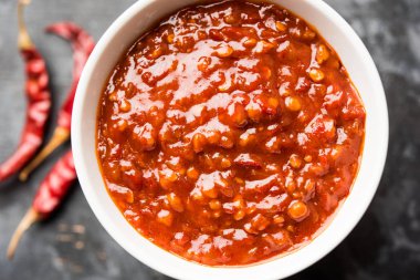 Schezwan Sosu / Szechuan turşusu Çin tarifinin önemli bir bileşenidir. Bir kasede servis edilir, izole edilmiş. seçici odak