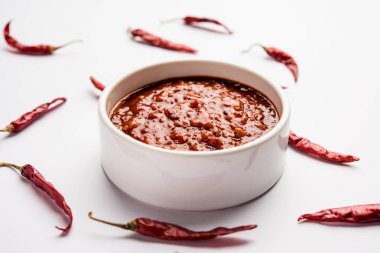 Schezwan Sosu / Szechuan turşusu Çin tarifinin önemli bir bileşenidir. Bir kasede servis edilir, izole edilmiş. seçici odak