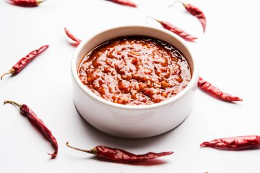 Schezwan Sosu / Szechuan turşusu Çin tarifinin önemli bir bileşenidir. Bir kasede servis edilir, izole edilmiş. seçici odak