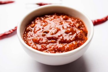 Schezwan Sosu / Szechuan turşusu Çin tarifinin önemli bir bileşenidir. Bir kasede servis edilir, izole edilmiş. seçici odak