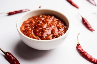 Schezwan Sosu / Szechuan turşusu Çin tarifinin önemli bir bileşenidir. Bir kasede servis edilir, izole edilmiş. seçici odak