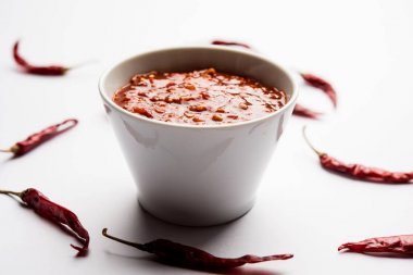 Schezwan Sosu / Szechuan turşusu Çin tarifinin önemli bir bileşenidir. Bir kasede servis edilir, izole edilmiş. seçici odak