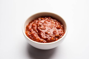 Schezwan Sosu / Szechuan turşusu Çin tarifinin önemli bir bileşenidir. Bir kasede servis edilir, izole edilmiş. seçici odak
