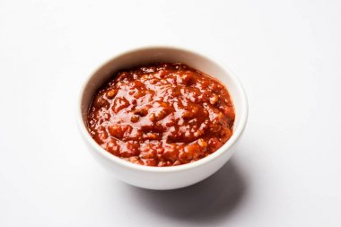Schezwan Sosu / Szechuan turşusu Çin tarifinin önemli bir bileşenidir. Bir kasede servis edilir, izole edilmiş. seçici odak