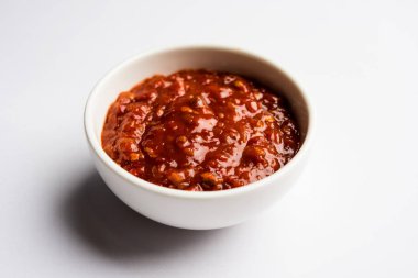Schezwan Sosu / Szechuan turşusu Çin tarifinin önemli bir bileşenidir. Bir kasede servis edilir, izole edilmiş. seçici odak
