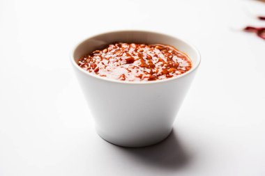 Schezwan Sosu / Szechuan turşusu Çin tarifinin önemli bir bileşenidir. Bir kasede servis edilir, izole edilmiş. seçici odak