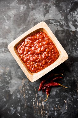 Schezwan Sosu / Szechuan turşusu Çin tarifinin önemli bir bileşenidir. Bir kasede servis edilir, izole edilmiş. seçici odak