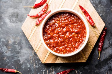 Schezwan Sosu / Szechuan turşusu Çin tarifinin önemli bir bileşenidir. Bir kasede servis edilir, izole edilmiş. seçici odak