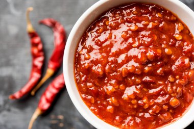 Schezwan Sosu / Szechuan turşusu Çin tarifinin önemli bir bileşenidir. Bir kasede servis edilir, izole edilmiş. seçici odak