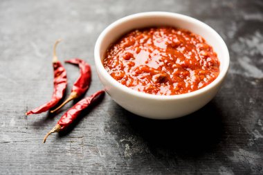 Schezwan Sosu / Szechuan turşusu Çin tarifinin önemli bir bileşenidir. Bir kasede servis edilir, izole edilmiş. seçici odak