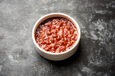 Schezwan Sosu / Szechuan turşusu Çin tarifinin önemli bir bileşenidir. Bir kasede servis edilir, izole edilmiş. seçici odak