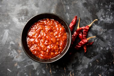 Schezwan Sosu / Szechuan turşusu Çin tarifinin önemli bir bileşenidir. Bir kasede servis edilir, izole edilmiş. seçici odak