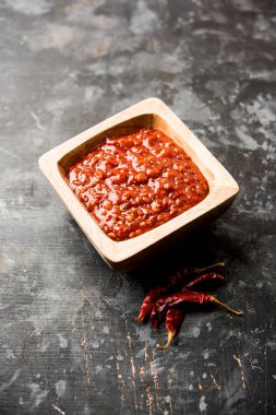 Schezwan Sosu / Szechuan turşusu Çin tarifinin önemli bir bileşenidir. Bir kasede servis edilir, izole edilmiş. seçici odak