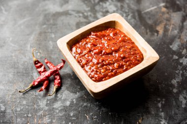 Schezwan Sosu / Szechuan turşusu Çin tarifinin önemli bir bileşenidir. Bir kasede servis edilir, izole edilmiş. seçici odak