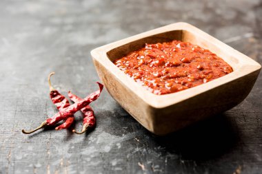 Schezwan Sosu / Szechuan turşusu Çin tarifinin önemli bir bileşenidir. Bir kasede servis edilir, izole edilmiş. seçici odak