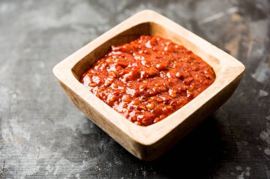 Schezwan Sosu / Szechuan turşusu Çin tarifinin önemli bir bileşenidir. Bir kasede servis edilir, izole edilmiş. seçici odak