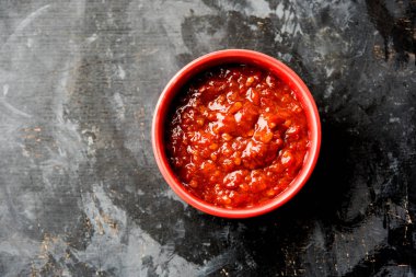 Schezwan Sosu / Szechuan turşusu Çin tarifinin önemli bir bileşenidir. Bir kasede servis edilir, izole edilmiş. seçici odak