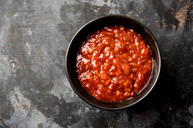 Schezwan Sosu / Szechuan turşusu Çin tarifinin önemli bir bileşenidir. Bir kasede servis edilir, izole edilmiş. seçici odak
