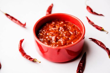 Schezwan Sosu / Szechuan turşusu Çin tarifinin önemli bir bileşenidir. Bir kasede servis edilir, izole edilmiş. seçici odak