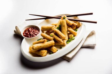 Bebek Mısır Mançurya kuru - popüler Hindi-çin başlangıç tarifi. seçici odaklama