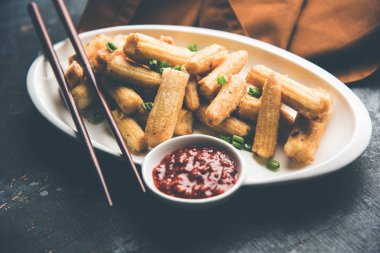 Bebek Mısır Mançurya kuru - popüler Hindi-çin başlangıç tarifi. seçici odaklama