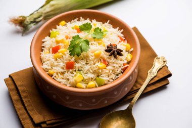 Mısır Pilavı veya Pulav pirinç ve sebze ile haşlanmış Mısır tohumu kullanılarak yapılır. seçici odaklama