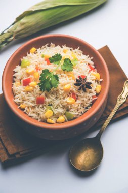 Mısır Pilavı veya Pulav pirinç ve sebze ile haşlanmış Mısır tohumu kullanılarak yapılır. seçici odaklama